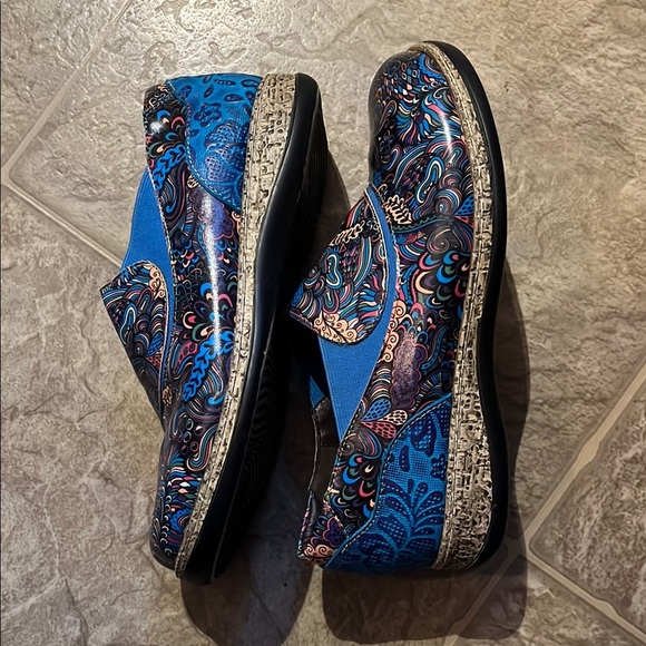 Socofy Women's Multicolored Patterned Slip-On Shoes - Picture 16 of 16